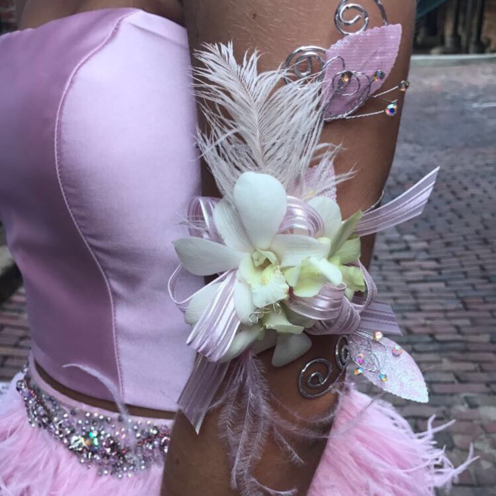 Pink feather Sherri Hill homecoming dress!